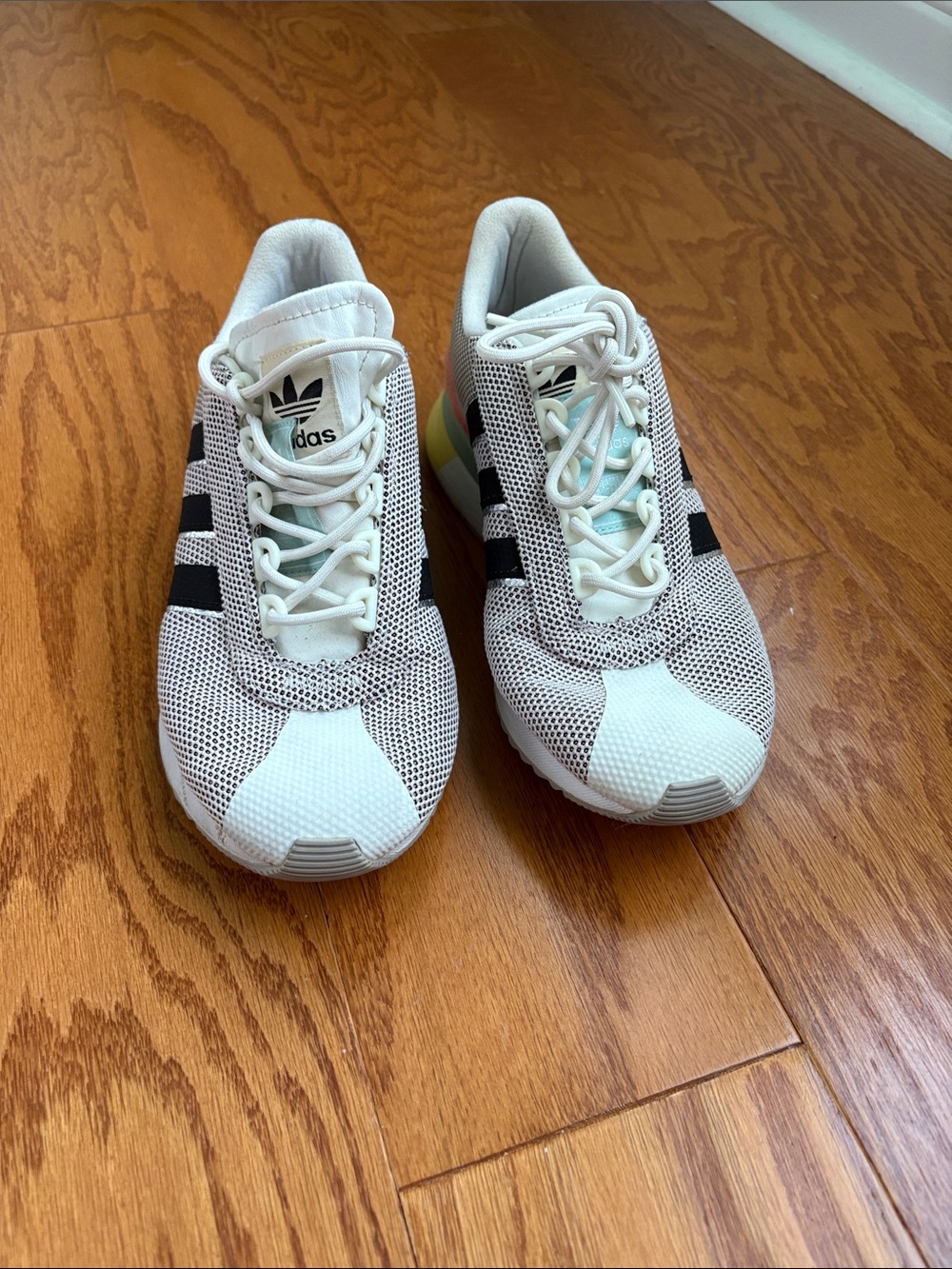adidas White Mesh Athletic Sneakers with Black Stripes and Subtle Pastel Heel
